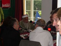 Jeden z předáků strany An-Nahda v diskusi pro francouzskou rozhlasovou stanice France Inter v hotelu v Tunisu.