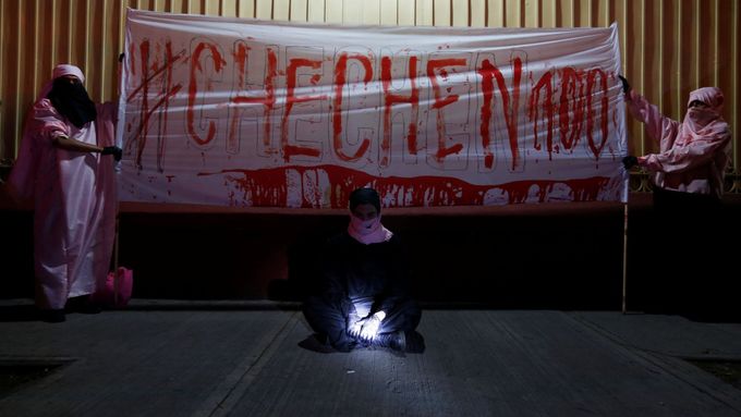 Mezinárodní protesty proti pronásledování gayů v Čečensku.