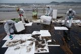 Do moře u pobřeží východothajské provincie Rajóng uniklo zhruba 50 tisíc litrů ropy, upřesnila ropná společnost PTT Global Chemical.
