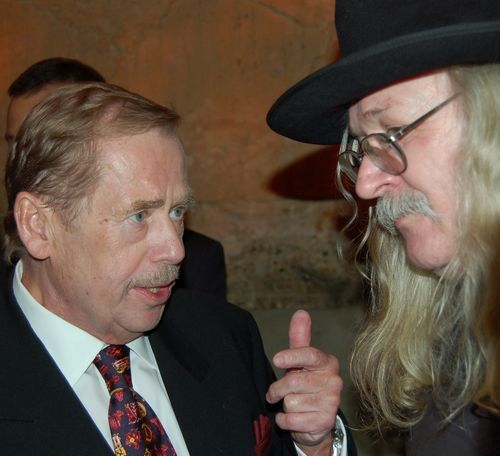 Václav Havel a Martin Jirous po premiéře Stoppardovy hry Rock N´Roll