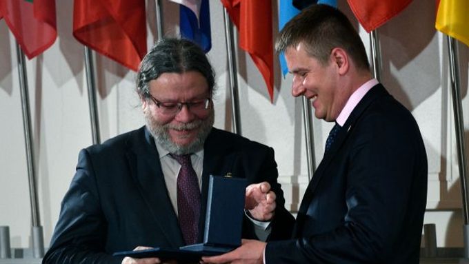 Alexandr Vondra získal za své aktivity už několik vyznamenání. Toto mu předával ministr zahraničí Tomáš Petříček.