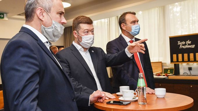 Předseda hnutí SPD Tomio Okamura (uprostřed), místopředseda hnutí Radim Fiala (vpravo) a kandidát na senátora ve volebním štábu SPD v Praze.