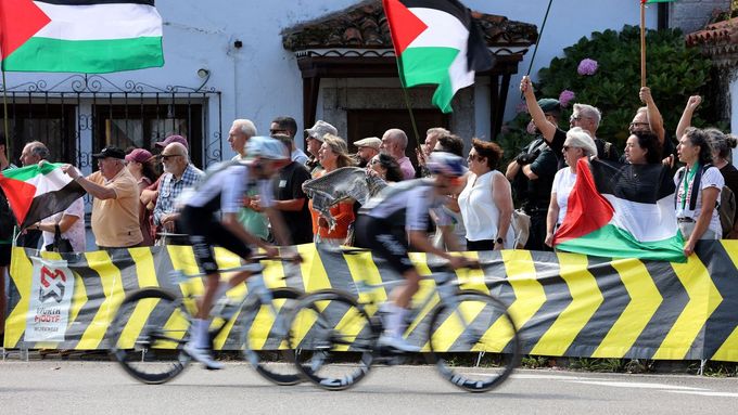Demonstranti během páteční etapy na Vueltě.
