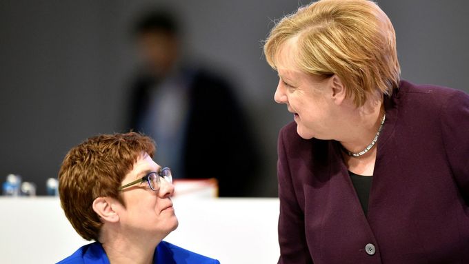 Annegret Kramp-Karrenbauerová (vlevo) s kancléřkou Angelou Merkelovou na sjezdu.