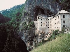 z jeskyní nedaleko Postojny vyrůstá středověký hrad Podjama, Slovinsko