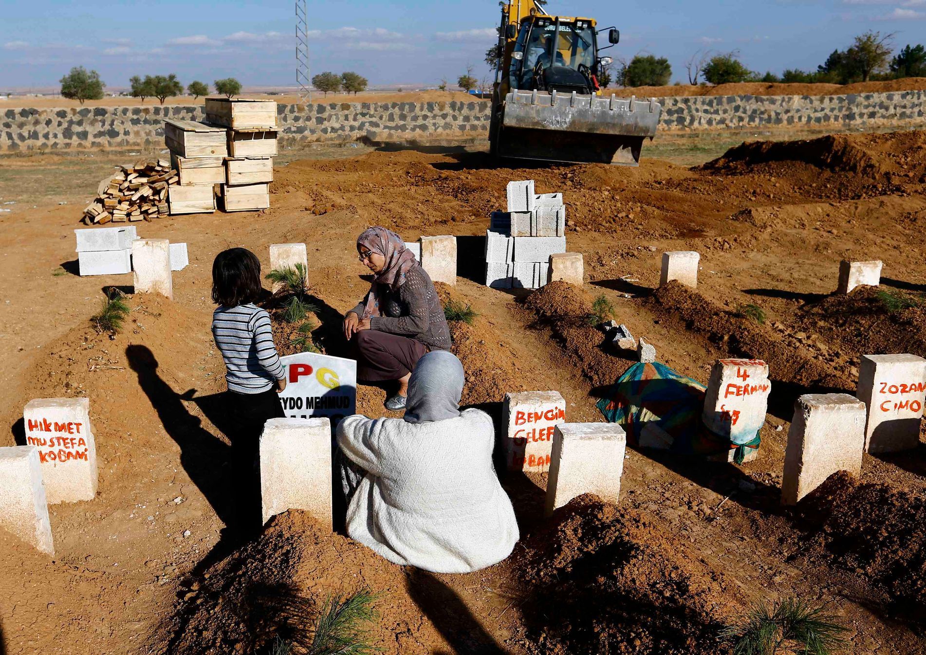 Sýrie - hroby Kurdů, kteří padli v boji s Islámským státem