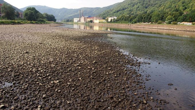 S poklesem nejen podzemních vod, ale i hladin řek se v posledních dnech potýká celá Česká republika.