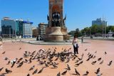 Ani na Taksimském náměstí v Istanbulu, kde tato žena jako každé ráno krmí holuby, zdánlivě nic události poslední noci nepřipomíná.
