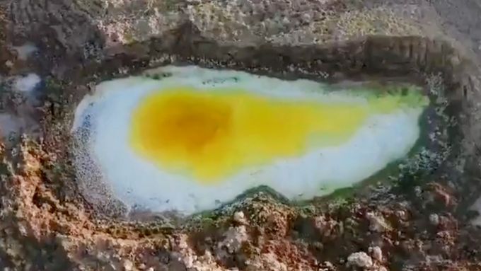 Žlutá pramenitá jezírka v zásadité půdě v provincii Čching-chaj na severozápadě Číny připomínají obrovská smažená vejce.