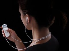 Zvyšující popularita i dostupnost iPodu a MP3 přehrávačů vyvolala obavy o sluch lidí.