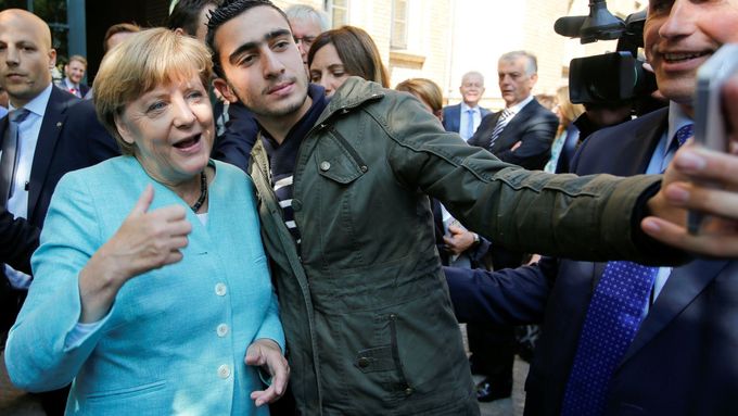 Syřan Anas Modamani a jeho selfie s kancléřkou Merkelovou.