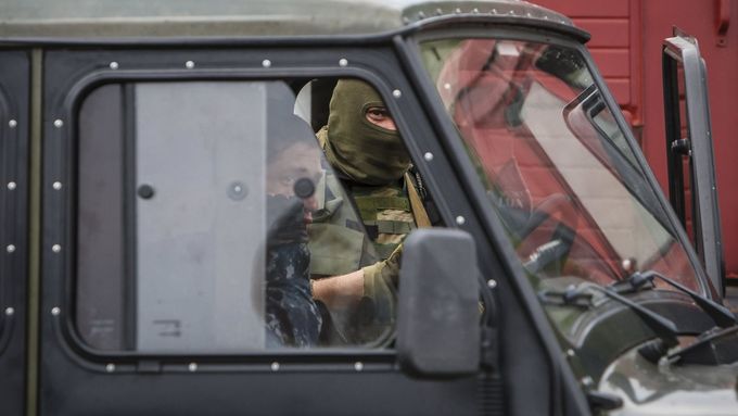 Příslušník ukrajinských bezpečnostních složek na místě střelby.