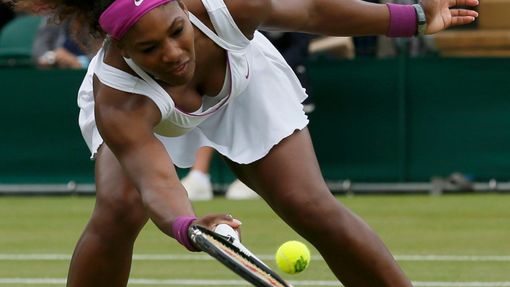 Americká tenistka Serena Williamsová vrací míček Kazašce Jaroslavě Švedovové během osmifinále Wimbledonu 2012.