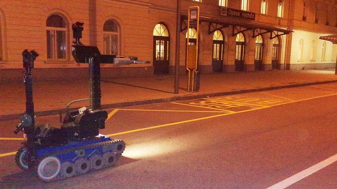 Před nádražím Opava-východ: Robot jede zjistit, co se nachází v podezřelém kufru.