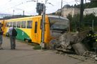 Vlak na Smíchově projel na červenou a vykolejil, tři zranění