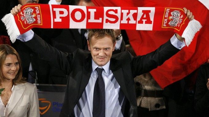 Takto před šesti lety v říjnu 2007 Donald Tusk oslavoval první volební vítězství. Dnes moc důvodů k oslavám nemá.