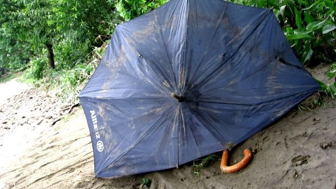 "To je můj deštník," říká Milan Dobiáš, kterému voda odnesla jeho dodávku mercedes a nechala ji ležet v příkopě asi 120 metrů po proudu. "Auto mám pojištěné u Allianz, má