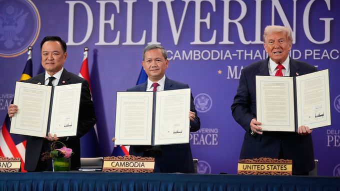 Prezident Donald Trump, kambodžský premiér Hun Manet (vlevo) a thajský premiér Anutin Charnvirakul pózují se svými dokumenty během slavnostního podpisu smlouvy.