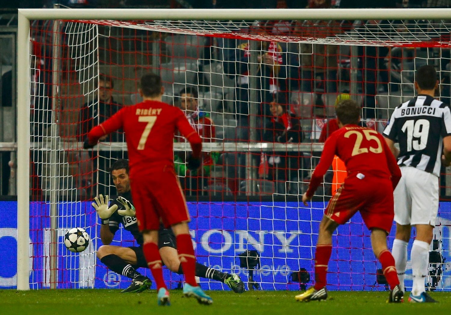 Fotbal, Liga mistrů, Bayern - Juventus: gól  Thomase Müllera (25) na 2:0