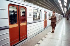 Na Muzeu skočil muž do kolejí, metro hodinu stálo