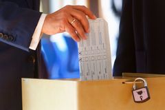 Šéf CDU se dopustil faux pas. Nezakryl hlasovací lístek a porušil pravidla voleb