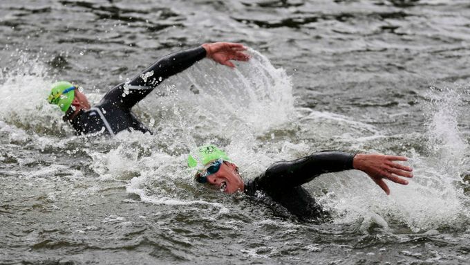 Český triatlonista Jan Čelůstka plave v závodě na OH 2012 v Londýně.