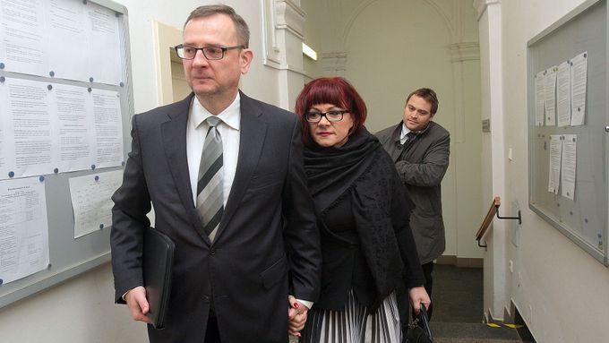 Bývalý premiér Petr Nečas a jeho manželka Jana Nečasová u pražského obvodního soudu.