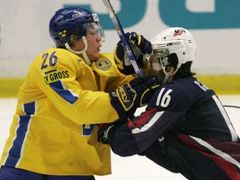 Švéd Linus Omark (vlevo) v souboji s Mikem Carmanem z USA v souboji o bronz na MS hokejistů do 20 let.