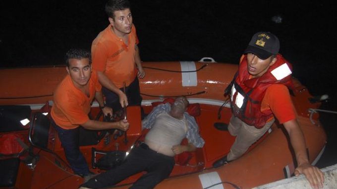 Záchranáři vytahují z vody jednoho z cestujících.