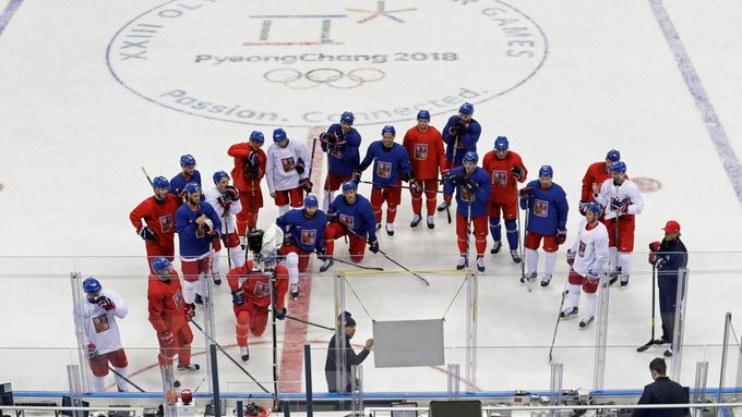 Čeští hokejisté na pondělním tréninku
