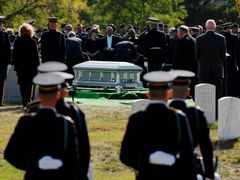 Pohřeb na hřbitově v Arlingtonu, nedaleko Washingtonu