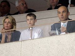 Jim Balsillie sleduje v loži vlastníka úvodní zápas Pittsburghu spolu s Lemieuxovou rodinou - synem Austinem a manželkou Natalii.