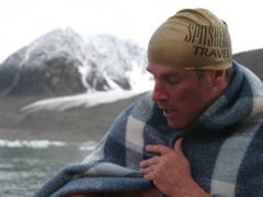 Lewis odpočívá během tréningu v Magdalenefjordu na arktickém ostrově Špicberky.