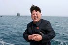 Kim Čong-un při sledování testu podvodní balistické rakety na strategické ponorce.