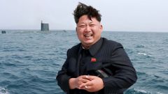 Kim Čong-un při sledování testu podvodní balistické rakety na strategické ponorce.