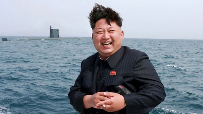 KLDR pravidelně zveřejňuje fotografie Kim Čong-una sledujícího testy vojenských technologií. Na tomto obrázku sleduje test podvodní balistické rakety na strategické ponorce.
