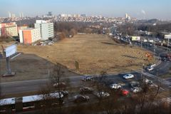 Úředníci v Praze dali pozemky za miliardy falešné restituentce, tvrdí detektivové