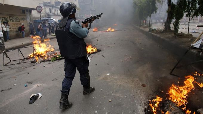 Policista ze speciálních jednotek zasahuje při protestech islamistů v Dháce v roce 2013.