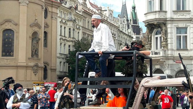 Martina Konvička při představení na STaroměstském náměstí.