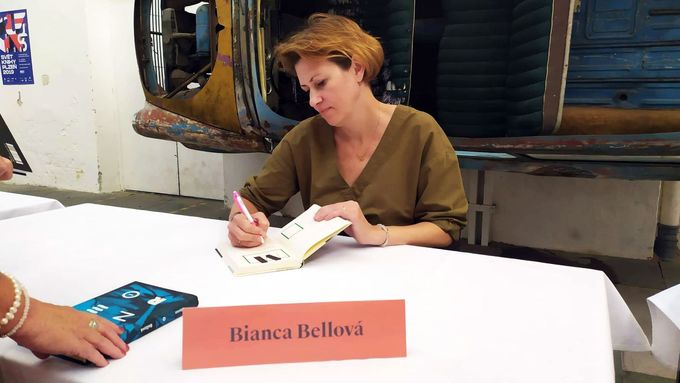Bianca Bellová novelu Mona vydala tři roky po Jezeře.