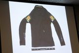 Svršek Breivikovy falešné uniformy.