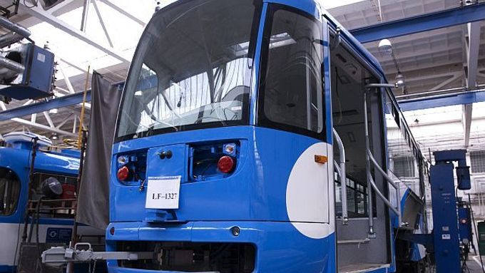 Tyto tramvaje si Dopravní podnik Ostrava montuje spolu s firmou Inekon Trams, a to se nelíbí plzeňské Škodovce