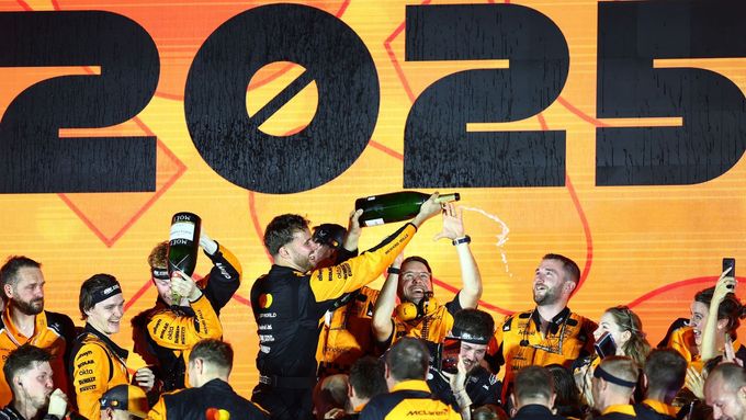 Členové týmu McLaren slaví zisk Poháru konstruktérů.