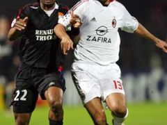 Sylvain Wiltord z Olympiqu Lyon v běžeckém souboji s Alessandrem Nestou z AC Milán (vpravo).