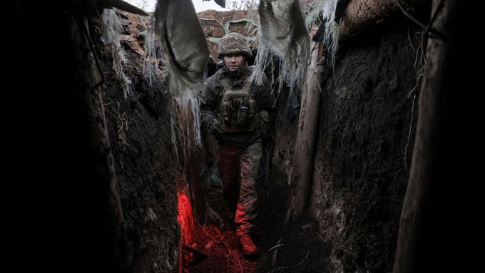 Ukrajinský voják v zákopu.
