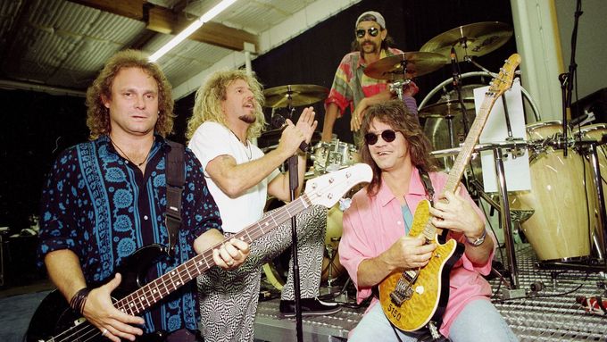 Na snímku z roku 1993 jsou zleva basista Michael Anthony, zpěvák Sammy Hagar, bubeník Alex Van Halen a kytarista Eddie Van Halen.