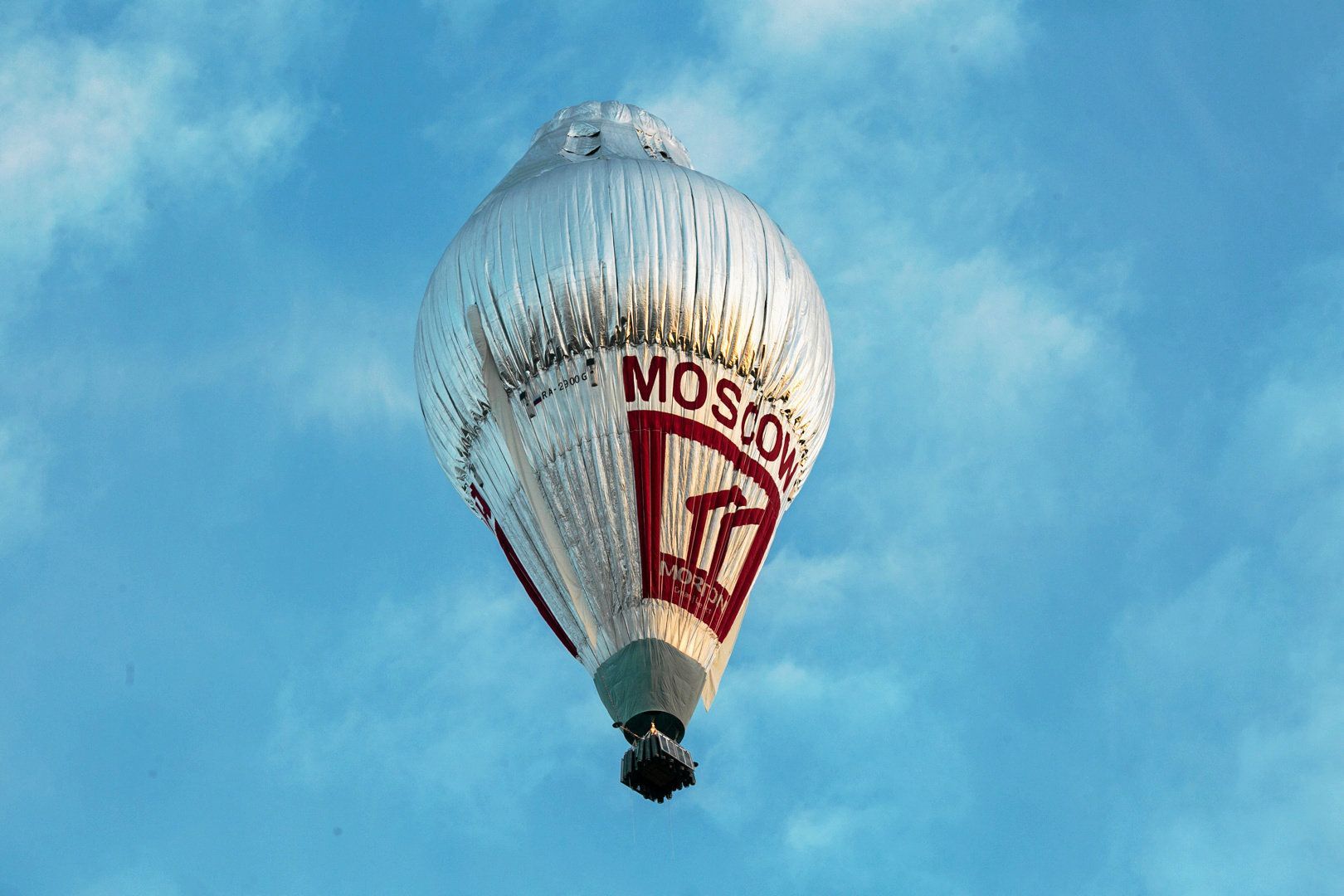 Balón ruského dobrodruha Fjodora Konjuchova krátce po startu při pokusu obletět zeměkouli.