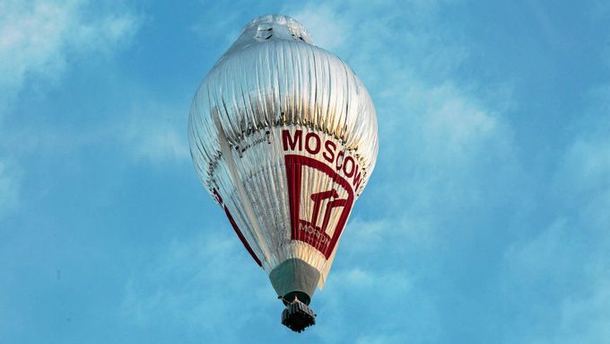 Balón ruského dobrodruha Fjodora Konjuchova krátce po startu při pokusu obletět zeměkouli.