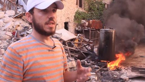 Syřané z Aleppa vyrábějí palivo z plastu. Tvrdí, že má vlastnosti benzinu a nafty