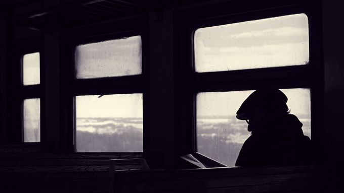 Protagonista románu, postarší vědec, jezdí vlakem z maloměstské vilky na fakultu. Ilustrační snímek.